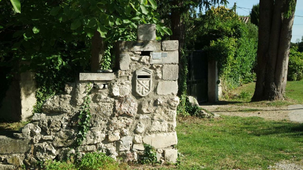 Mas Grimaud - Gite- Studio Et Chambres D'Hotes Familiales Eygalières Dış mekan fotoğraf